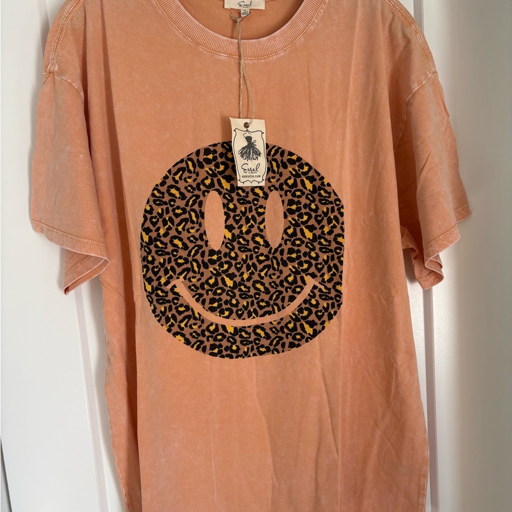 Easel Leopard Smiley Mineral-Wash Short Sleeve Tee in Peach